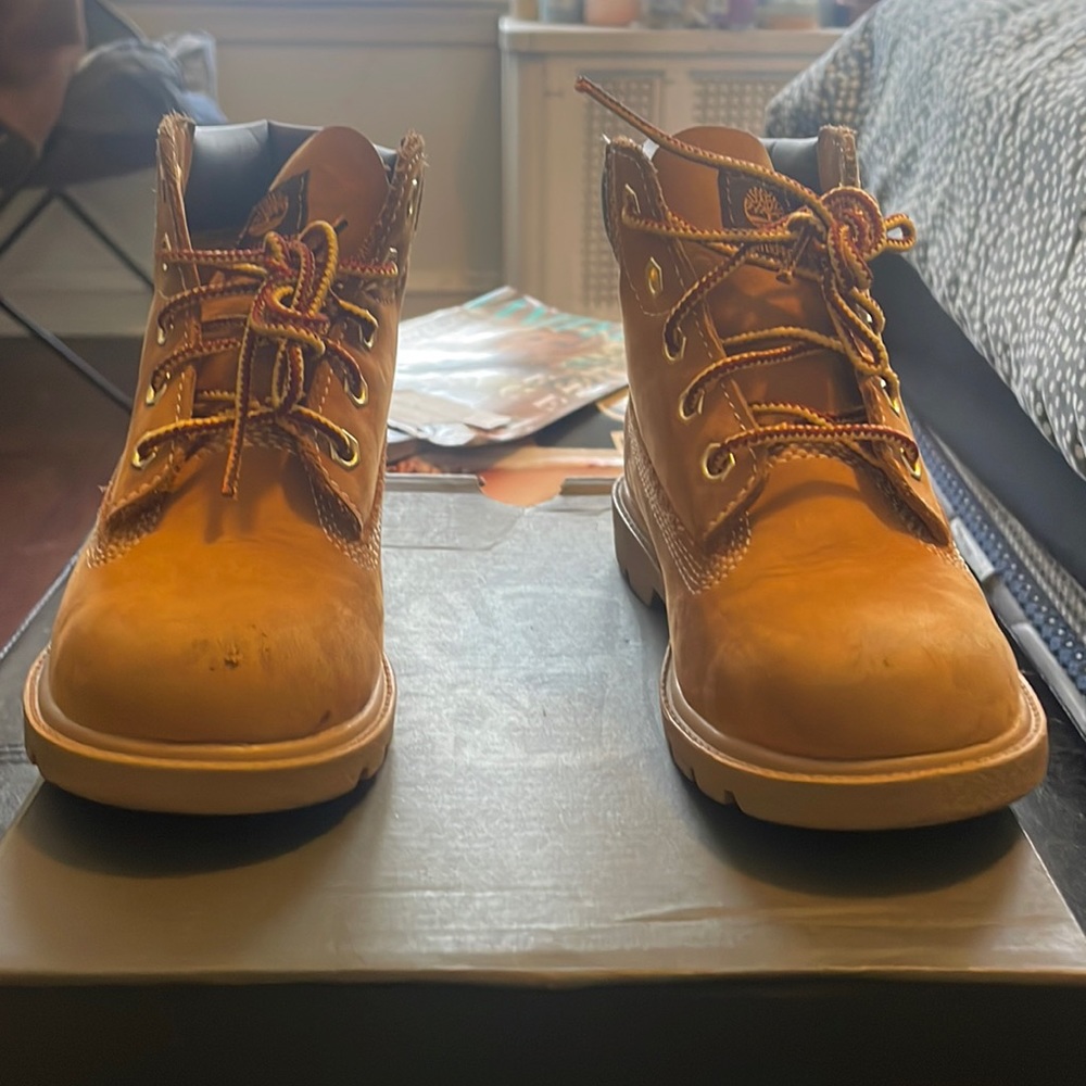 Small child timberland(buttas) boot